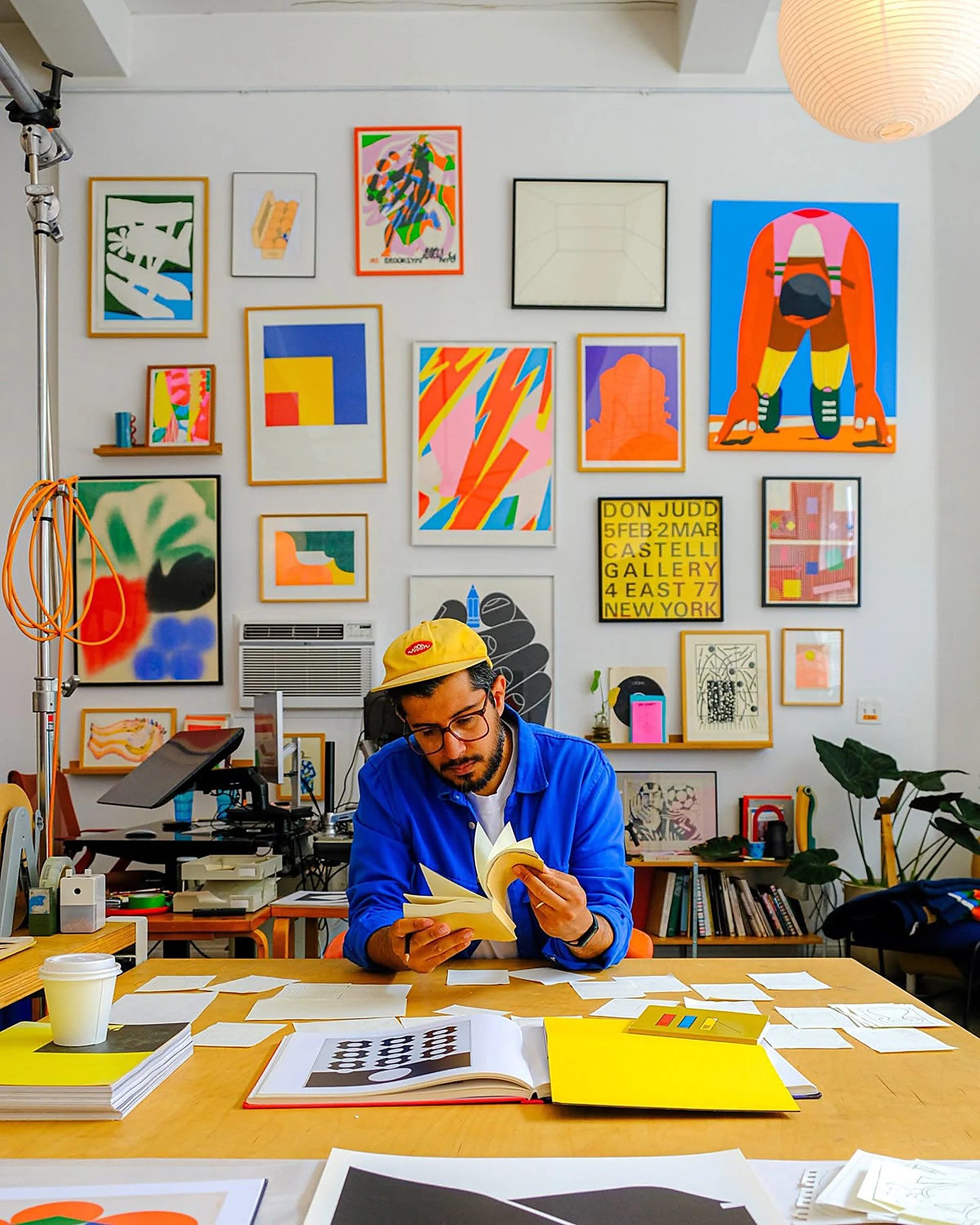 Empreendedor organizando a papelada de abertura